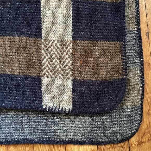 Varma Iceland Wool Plaid Poncho/Shawl - Picture 4 of 7